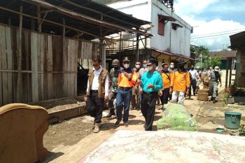 Bupati Limapuluh Kota serahkan bantuan ke warga Manggilang yang terdampak banjir