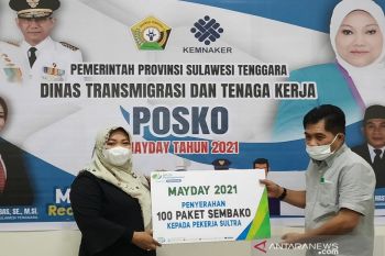 Di Kendari, peringatan Hari Buruh ditandai pembagian sembako bagi buruh