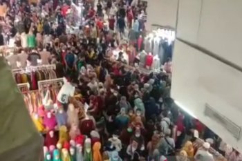 Polda-TNI buat posko pengamanan cegah kerumunan di Pasar  Tanah Abang