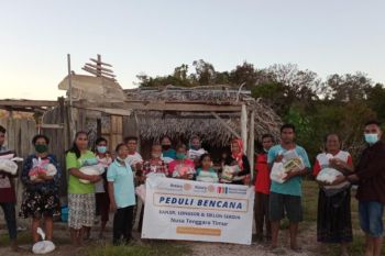 FAM Sabu Raijua-Rotary Club salurkan 200 paket bahan pokok bantu korban bencana Seroja