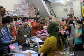 Gibran kembalikan uang pungli kepada warga Gajahan Solo