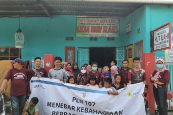Pegawai PT PLN santuni kaum dhuafa hingga marbot masjid