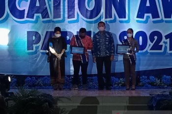 Dua guru korban KKB mendapat penghargaan Education Award 2021