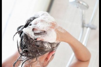 Jaga kesehatan rambut dimulai dengan cara keramas yang tepat