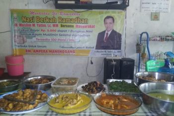 Program nasi berkah Muslim M Yatim selama Ramadhan, cukup bayar Rp5 ribu per bungkus