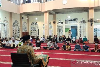 Memaknai Hari Pendidikan Nasional, Masjid Darul Huda Perumdan Punggai beri santunan dan buka puasa bersama anak yatim