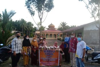 Pemerintah Nagari Tiku Lima Jorong Agam berbagi ini pada warga di jalan utama