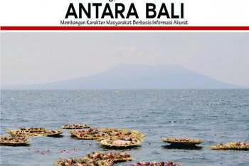 GUBERNUR BALI DAN MASYARAKAT TABUR BUNGA BAGI KRU KRI NANGGALA