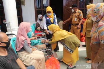 Ketua TP-PKK Kendari bagikan paket sembako kepada penyandang difabel