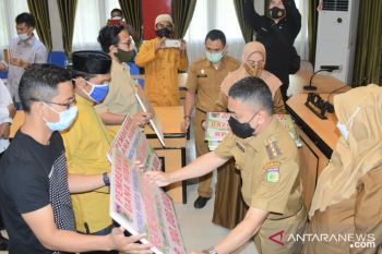 Wali Kota Palu serahkan dana hibah pembinaan umat beragama dan Ormas
