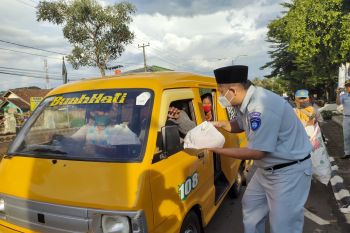 Jasa Raharja Lampung berbagi takjil Ramadhan bagi masyarakat