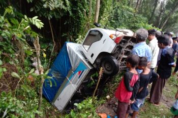 Truk boks pengangkut sembako masuk jurang di Lombok Tengah