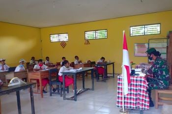 Satgas Pamtas RI-Timor Leste bantu sekolah menjadi pengawas ujian akhir