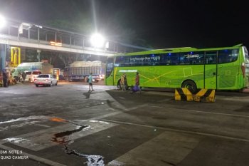 Di Pelabuhan Merak kendaraan pemudik mulai berdatangan