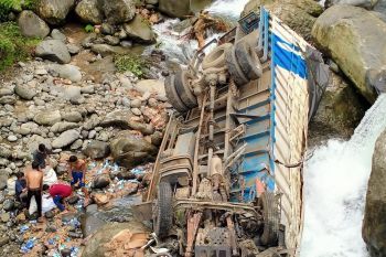 Truk angkut susu terjuni jurang sedalam 30 meter di Sitinjau Lauik, sopir terluka dan musibah ini dalam penyelidikan polisi