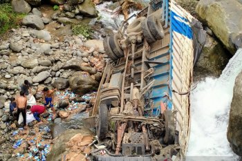 Sebuah truk masuk sungai di Sitinjau Lauik