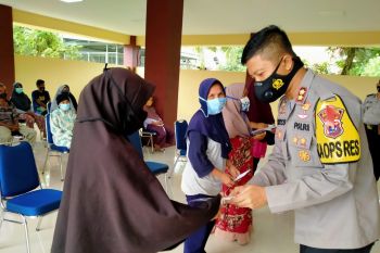 Zakat mal personel Polres Solok Kota diserahkan pada 256 mustahik