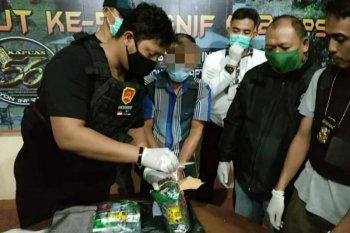 Satgas Pamtas menggagalkan penyelundupan 1,7 kilogram sabu di Sanggau