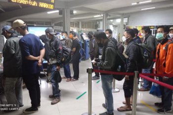 Di Pelabuhan Merak penumpang pejalan kaki membludak