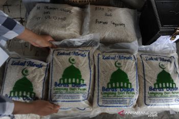 Pembayaran zakat fitrah di Palembang