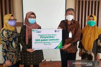 Kebutuhan pokok ini  yang diserahkan BPJAMSOSTEK dalam 100 paket ke RSUD M Natsir