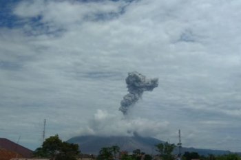 Gunung Sinabung kembali semburkan abu vulkanik setinggi 2.000 meter