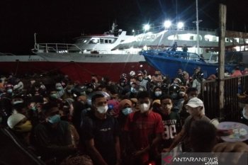 Penumpang kapal malam Kendari-Raha berdesak-desakan demi pulang kampung