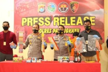 Polres Pasangkayu Sulbar sita petasan dan minuman keras