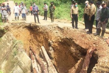 Tiga ruas jalan di Kabupaten Merangin Jambi amblas tergerus air