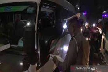 Ratusan buruh protes di jalan tol ruas Jakarta-Cikampek disekat