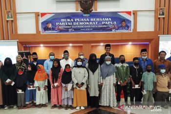 Partai Demokrat Papua beri santunan anak yatim-piatu