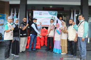 Bekerjasama dengan ACT, YBM PLN Bukittinggi salurkan bantuan ini pada kaum dhuafa