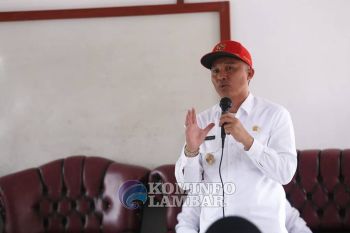 Bupati Lampung Barat distribusikan seragam sekolah