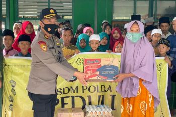 Biro SDM Polda NTB peduli yatim piatu serta orang tua jompo