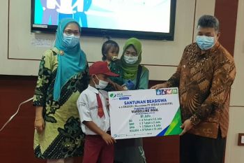 BPJAMSOSTEK serahkan beasiswa kepada ahli waris peserta hingga perguruan tinggi