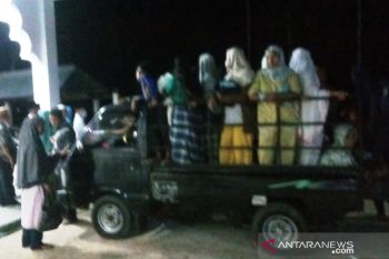 Tergugah hati lihat jamaah berjalan jauh ke masjid, warga Sungai Aua ini sediakan mobil gratis