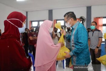 Paguyuban Tionghoa di Kendari berbagi 500 paket sembako kepada warga