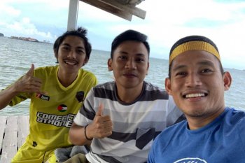 Bek PSS Derry Rachman isi libur Ramadhan dengan memancing