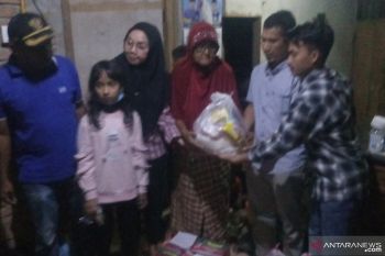 Jelang Lebaran Karang Taruna Kampuang Tangah Agam  salurkan 38 paket sembako