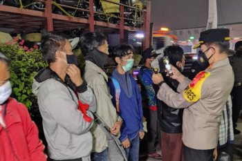 Larangan mudik, polisi amankan truk pengangkut motor yang bawa 10 pemudik di Tangerang