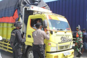 Pemeriksaan kendaraan logistik di Pelabuhan Lembar diperketat