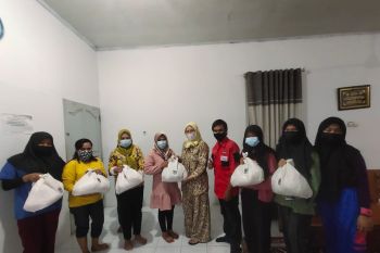 AWII Sumbar berbagi 100 paket lelang lebaran