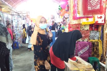 Jelang Lebaran toko pakaian di Pasar Raya Solok ramai pembeli