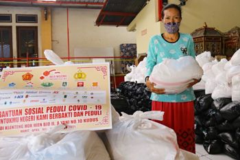 Pengusaha di Kudus berikan bantuan beras untuk warga  terdampak pandemi