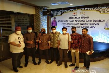 Caketum Kadin Arsjad Rasjid serahkan bantuan ke UMKM di Kendari