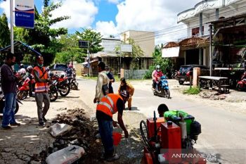 Jelang Lebaran, Dinas PUPR perbaiki jalan berlubang dalam kota Muara Teweh