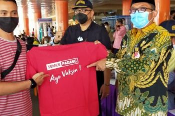 Dukung Program Vaksinasi Covid-19, Semen Padang berikan kaus untuk warga pasar
