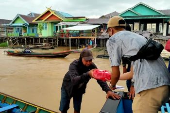 Karang Taruna-Hima Kobar Palangka Raya berbagi di bantaran Sungai Arut