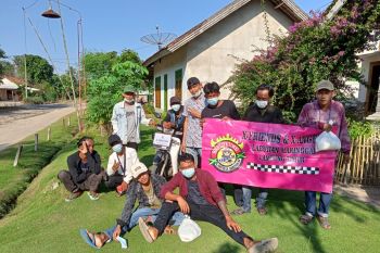 Penggemar Band Type X di Labuhan Maringgai beri paket sembako ke lansia