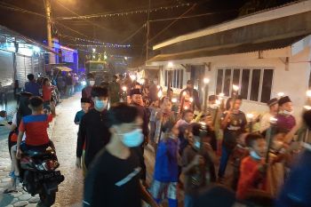 Warga Kampung Bugis pawai obor keliling sambut Idul Fitri 1442 H